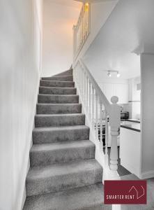 BlackwaterFarnborough - Lovely 1 Bedroom House的白色墙壁的房屋内的楼梯