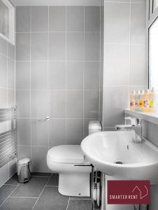 BlackwaterFarnborough - Lovely 1 Bedroom House的一间带卫生间和水槽的浴室