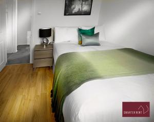 FinchampsteadYateley - Spacious 2 Bedroom House的一间卧室配有一张大床和一个床头柜