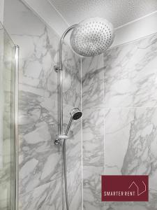 FinchampsteadYateley - Spacious 2 Bedroom House的玻璃门淋浴和标志,说明更聪明的出租