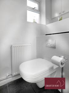 FinchampsteadYateley - Spacious 2 Bedroom House的白色的浴室设有卫生间和窗户。