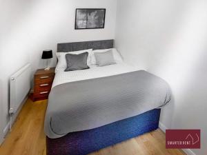 沃金厄姆Wokingham - 2 Bed Modern House - Parking的一间卧室配有一张带白色床单的大床