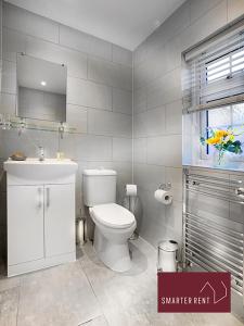 沃金厄姆Wokingham - 2 Bed Modern House - Parking的浴室配有白色卫生间和盥洗盆。