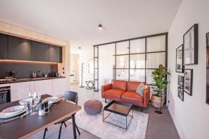 斯图加特Mono Design Apartments的客厅配有沙发和桌子