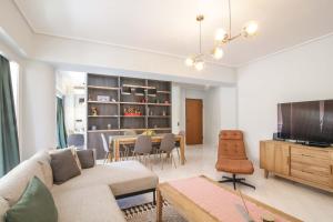 雅典The Urban Utopia at Glyfada的带沙发的客厅和用餐室