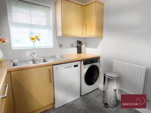 沃金厄姆Wokingham - 2 Bedroom Ground Floor Flat - With Parking的厨房配有洗衣机和水槽