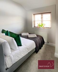 Ascot - Immaculate 2 bed House with parking客房内的一张或多张床位