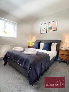 阿斯科特Ascot - Immaculate 2 bed House with parking的一间卧室配有一张带蓝色枕头的大床