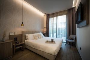西尔米奥奈Hotel Vinci的一间设有大床和窗户的酒店客房