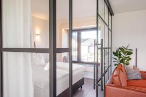 斯图加特Mono Design Apartments的酒店客房设有床和窗户。