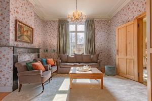 WingeneHuyze Termote - Top notch villa with wonderful garden in Wingene的客厅配有沙发和桌子