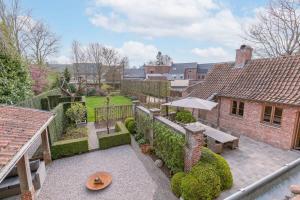 WingeneHuyze Termote - Top notch villa with wonderful garden in Wingene的享有花园的空中景致。