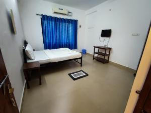 卡兰古特Maria Comfort Stay的小房间设有床和电视
