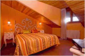 阿尔努埃罗拉斯托雷斯酒店的黄色间内一间卧室,配有一张床