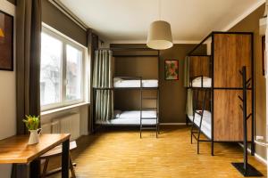 纽伦堡伍瑞森旅舍的宿舍间设有双层床、桌子和书桌。
