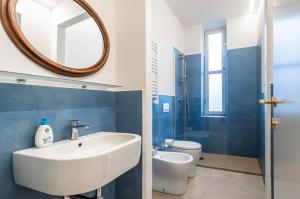 斯培西亚Casa Shakespeare的一间带水槽、卫生间和镜子的浴室