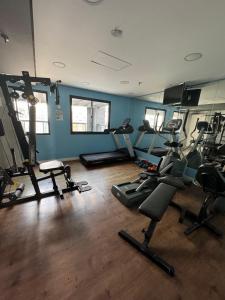 圣保罗Studio Premium Moema的一间健身房,里面配有数台跑步机和机器