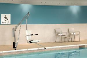 辛辛那提辛辛那提东北红岸路智选假日酒店的一个带椅子的游泳池和泳池电梯