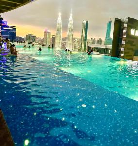 吉隆坡Eaton Service Apartment at KLCC的一座城市天际线的游泳池