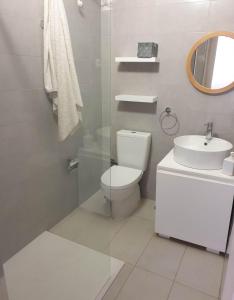 明德卢L2B - São Vicente的白色的浴室设有卫生间和水槽。