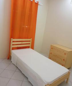 明德卢L2B - São Vicente的一间小卧室,配有一张床和一个梳妆台