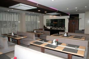 巴罗达维罗尼卡酒店的一间带沙发和桌子的餐厅和一间酒吧
