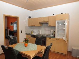 施泰纳赫Ferienwohnung Klaus的厨房配有木桌和桌椅