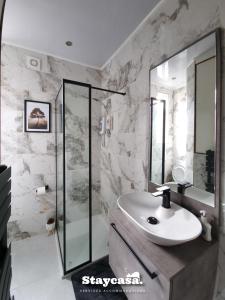 曼彻斯特Spacious 6br Home W Patio Free Parking!的白色的浴室设有水槽和淋浴。