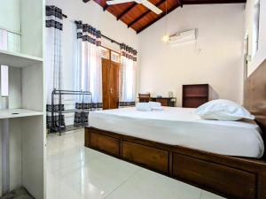 坦加拉Lavish Lodge, Tangalle, Sri Lanka的一间卧室,卧室内配有一张大床