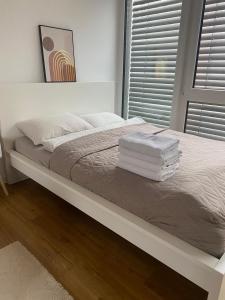 比勒费尔德Studio Apartment mit Stellplatz的卧室内的白色床和毛巾