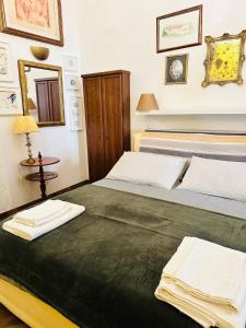 钱皮诺Casa di Lo的一间卧室配有两张带毛巾的床