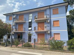 罗索利纳马雷Giovanna的蓝色的建筑,在街上设有阳台