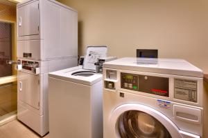 楠帕南帕博伊西费尔菲尔德旅馆&套房酒店的厨房配有洗衣机和冰箱。