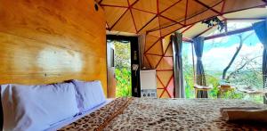 大叻Nature Homes Đà Lạt的一间卧室设有一张床和一个大窗户