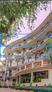 巴加Blue Flamingo Goa Apartment-Casa-Baga的一座带阳台的大建筑