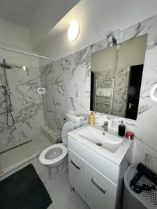 韦切什Airport17 B&B的一间带水槽、卫生间和镜子的浴室