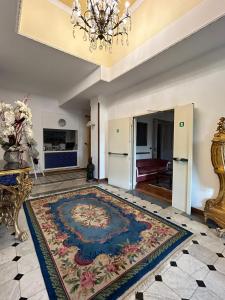 欧斯佩达蒂佩蒂特皇家酒店的客厅的地板上铺有大地毯