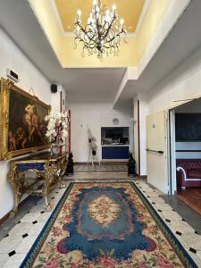 欧斯佩达蒂佩蒂特皇家酒店的一间带地毯和吊灯的客厅