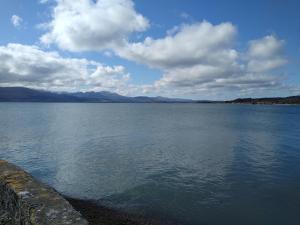 LlangoedEscape to Anglesey, Dog Friendly的享有一大片水景