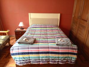 拉巴斯Hermosa Habitación en Av Arce frente a Multicine的卧室里的一张带毛巾的床