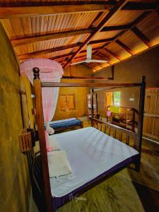 达瓦拉维River Edge Safari Cottage的一间卧室配有双层床