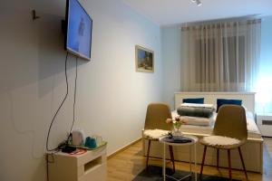 贝尔格莱德Villa Loop Beograd的客厅配有两把椅子和一张沙发