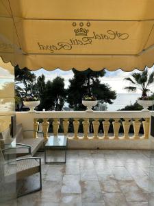 欧斯佩达蒂佩蒂特皇家酒店的享有带桌椅的庭院的景色。