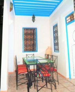 乌姆苏克Dar Rita的蓝色天花板的客房内的桌椅