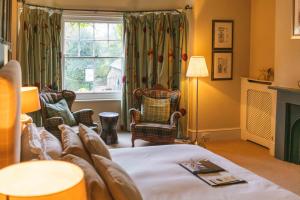 Tollard Royal金约翰旅馆的一间卧室配有床、椅子和窗户