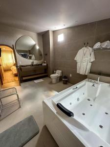布卡拉曼加美景酒店的带浴缸和镜子的大浴室