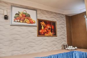 阿布贾GLAMOUR PARK'S HOTEL, ABUJA的墙上有两张水果和蔬菜的照片