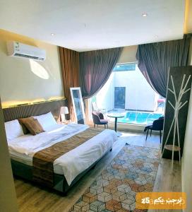 Al ‘Awājīyahشاليهات z5 الفندقية的酒店客房设有一张床和一个大窗户
