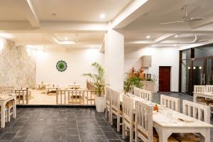 博卡拉Purna的一间在房间内配有桌椅的餐厅