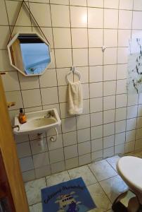 若昂佩索阿Espaço Jardim Secreto Hostel的一间带水槽和镜子的小浴室